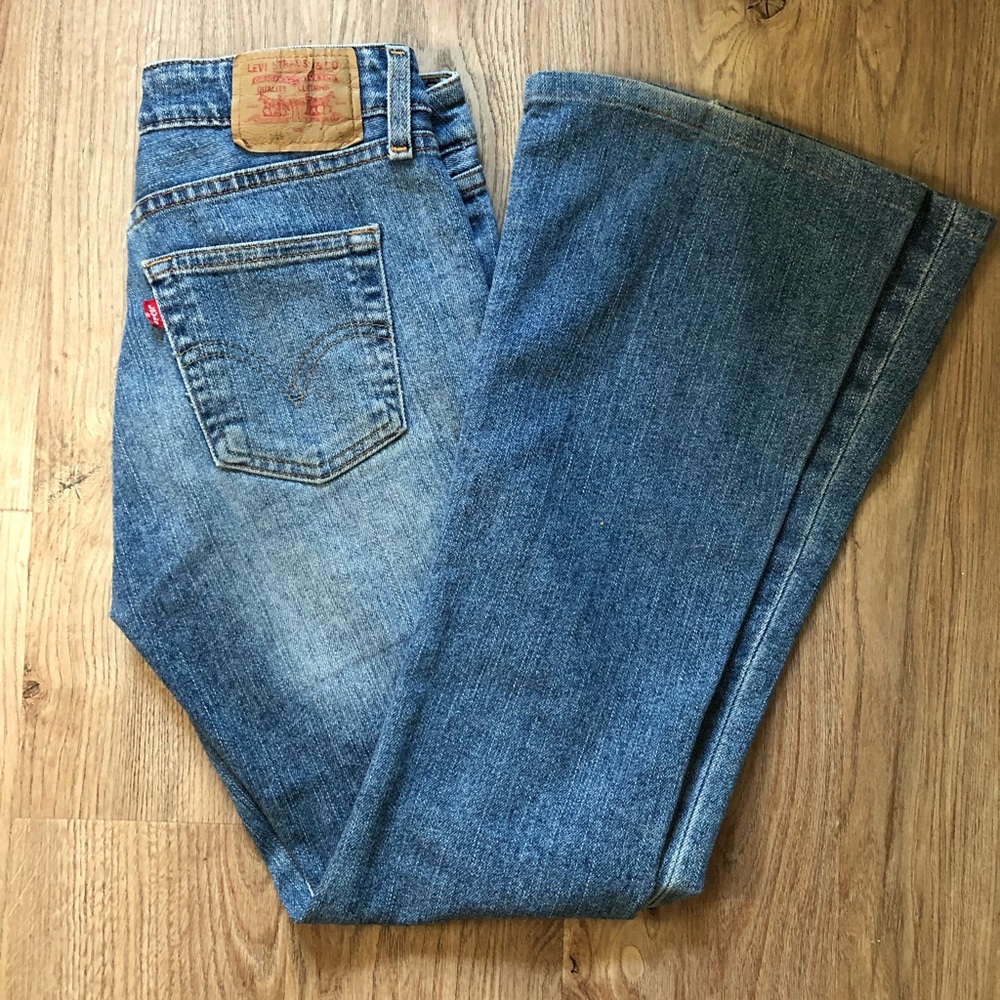 Medium wash, Medium rise, flare Levi’s denim